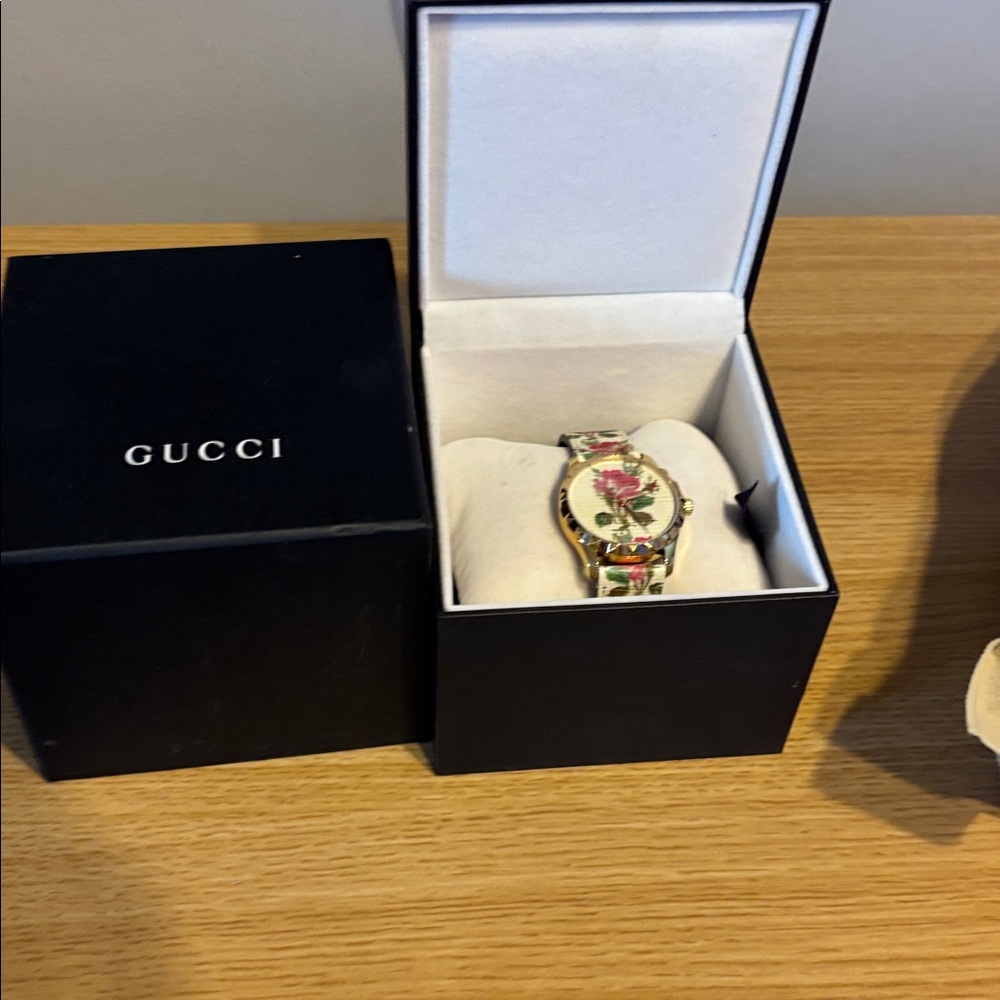 Gucci Floral Gold Women's Watch with COA - Picture 17 of 17